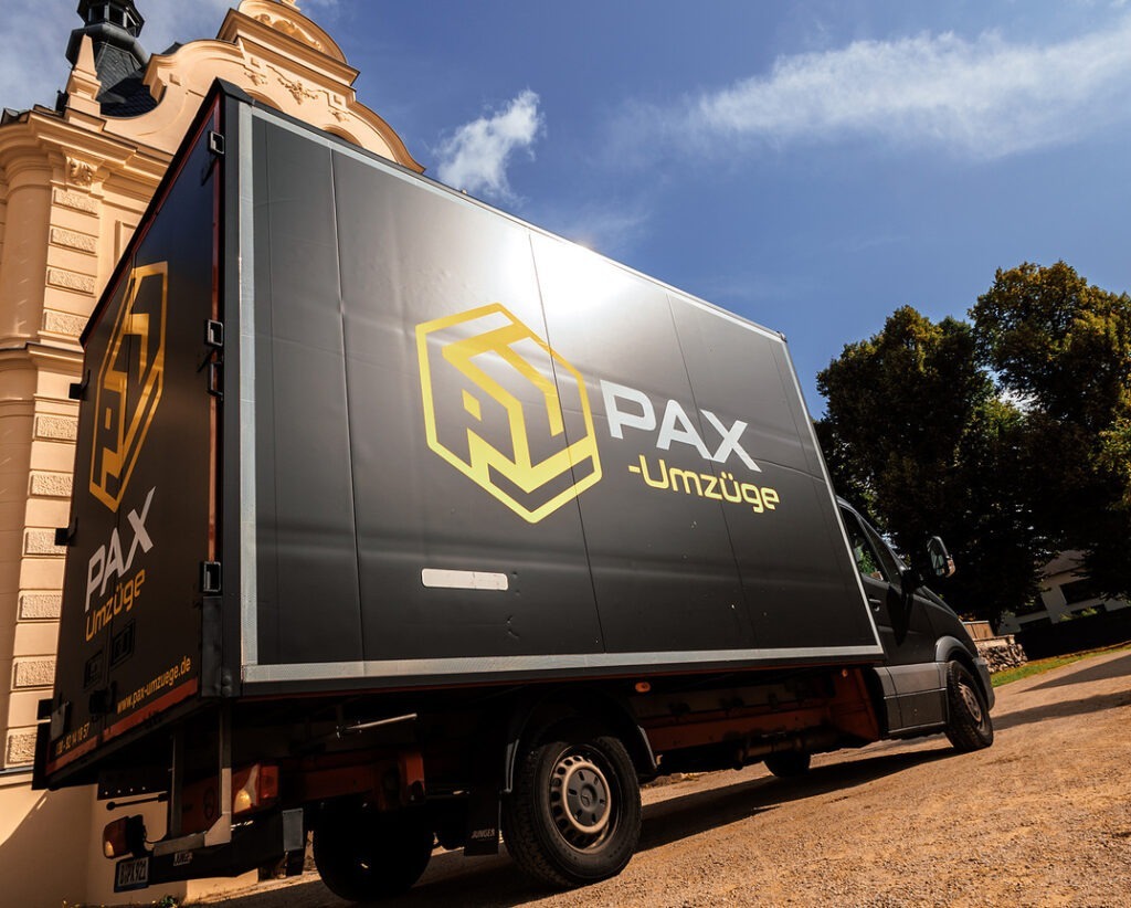 Branding LKW von PAX aufgenommen von der Seite