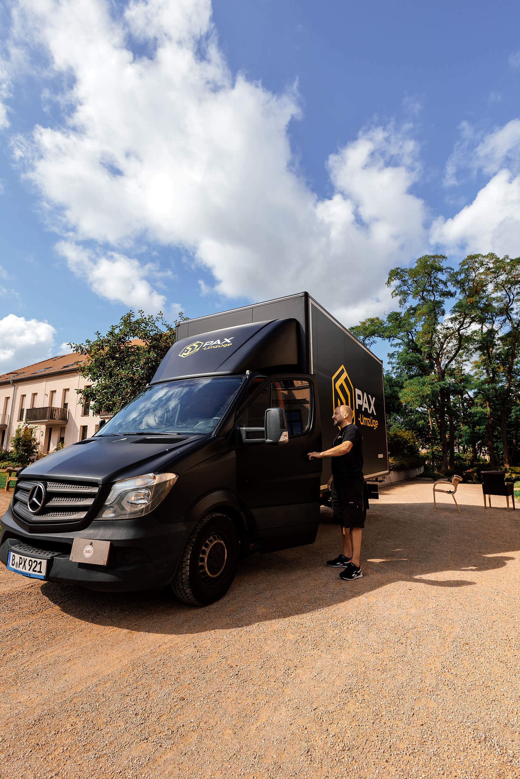 Einstieg in einen Transporter von PAX Umzüge
