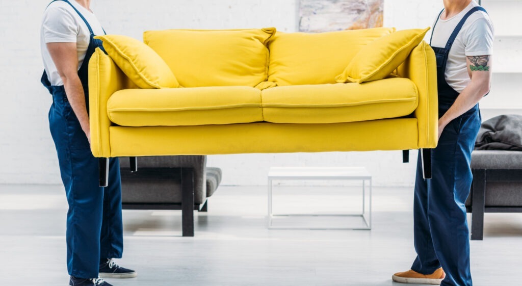 Transport eine gelben Couch