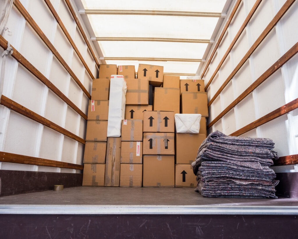 LKW voll mit Kartons und Malerteppichen